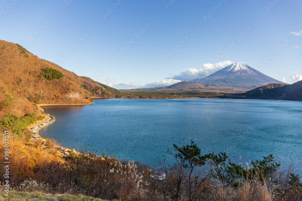 富士山を眺めながら湖畔でキャンプを楽しむ