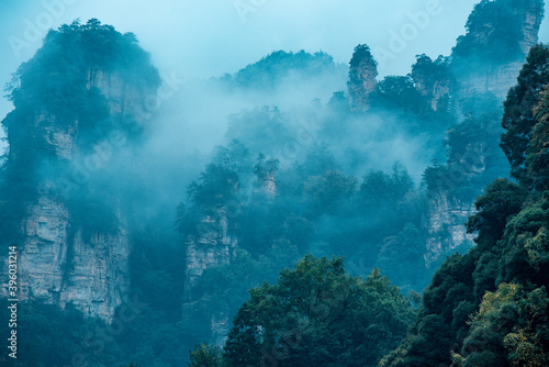 Foto Amazing landscape of mountain and forest in the foggy at Wulingyuan, Hunan, China