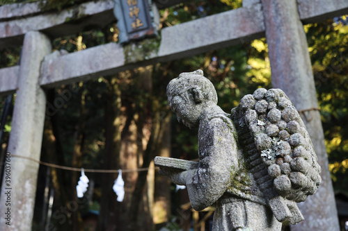 滋賀の八幡神社の二宮金次郎像 2