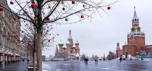 Canvas Print Moscow Kremlin and Pokrovsky Cathedral on Red Square in November, the field of the first snow