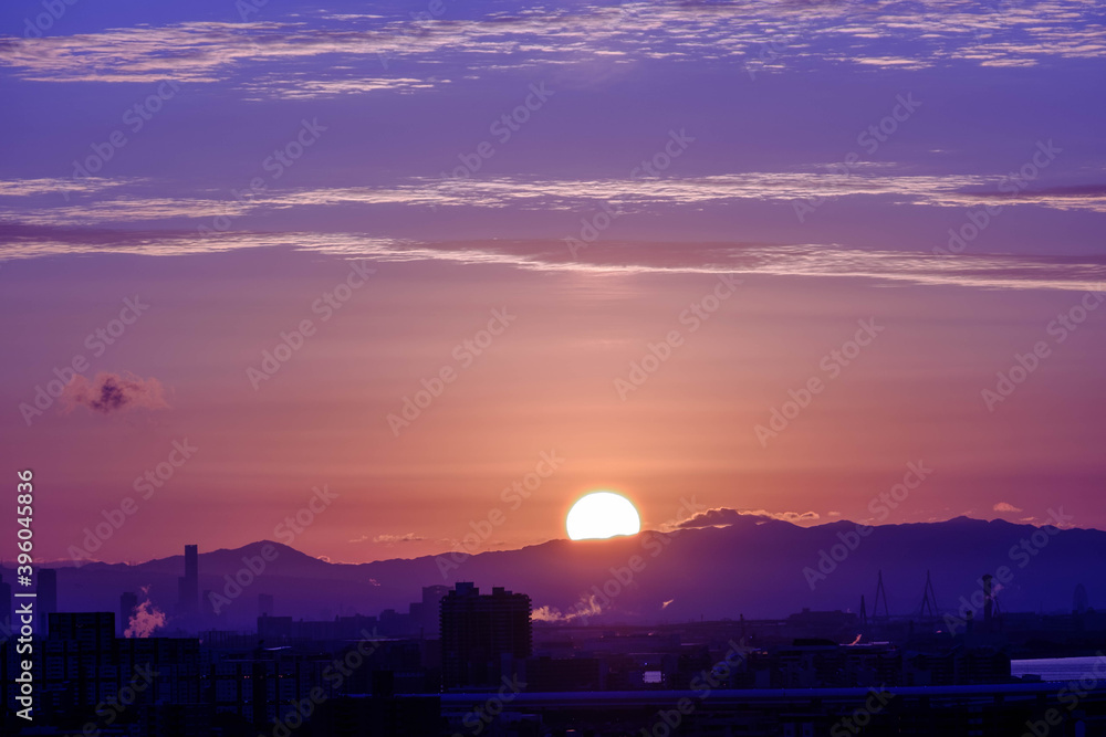 六甲山に沈む夕陽。オレンジ色に染まる空