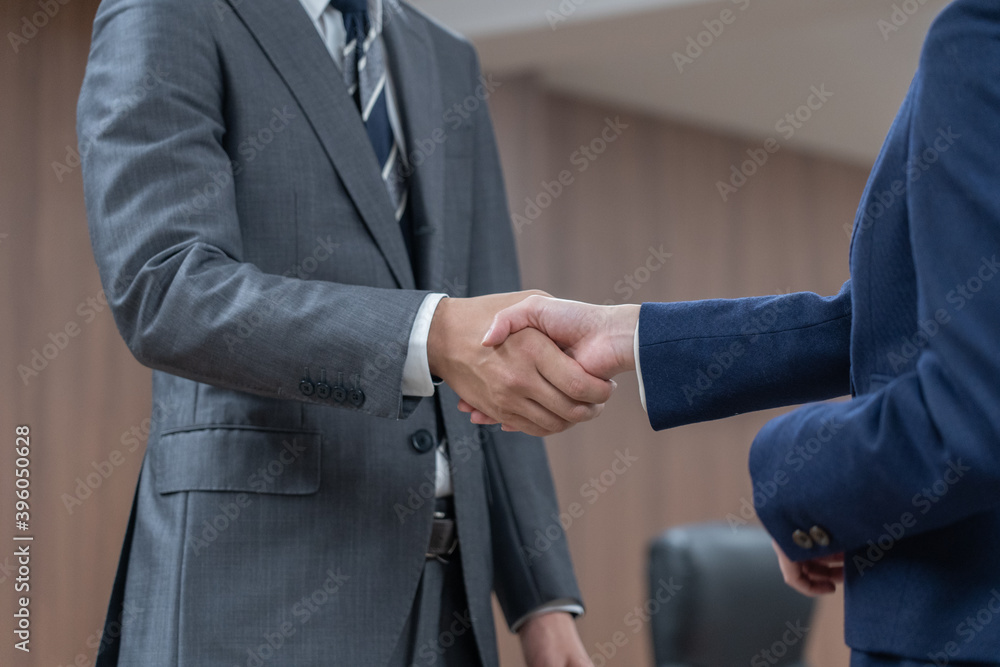 Fototapeta premium アジア人 ビジネスシーン 室内