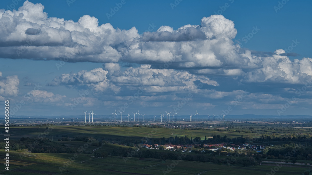 Windräder in der Ferne mit Wolken Windräder in der Ferne mit Wolken