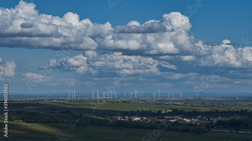 Obraz na płótnie Windräder in der Ferne mit Wolken w salonie