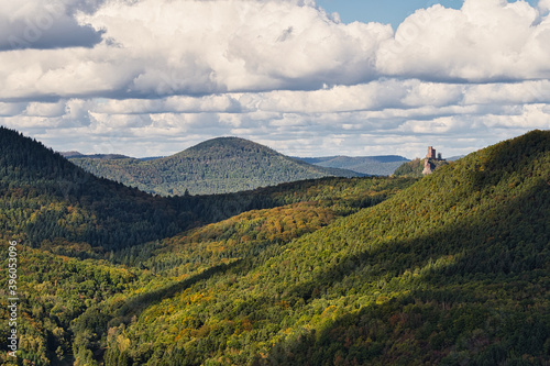 Obraz na płótnie Burger und Berge im Dahner Felsenwand in Rheinland-Pfalz w salonie