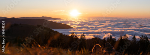 Panorama Sonnenuntergang anschauen Schwarzwald Gipfel mit Wolken