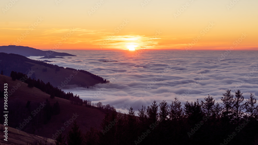 Panorama Sonnenuntergang anschauen Schwarzwald Gipfel mit Wolken
