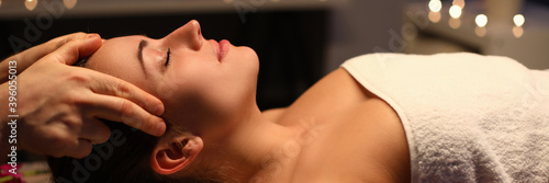 Obraz na płótnie Girl doing relaxation head massage in beauty salon