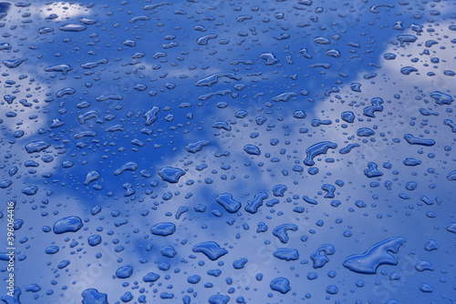 gouttes de pluies sur capot bleu