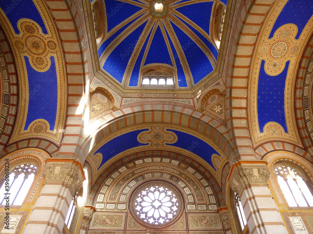 Obraz premium Wonderful chapel at Cimitero Monumentale, the central cemetery in Milan