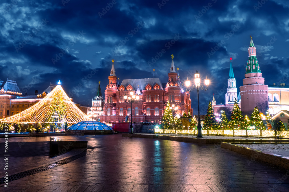 Obraz premium Manezhnaya Square in Moscow. Christmas in Russia. New Year's decorations of the arena square. Winter night in the Russian city. Christmas lights in Moscow. Christmas holidays in Russia.