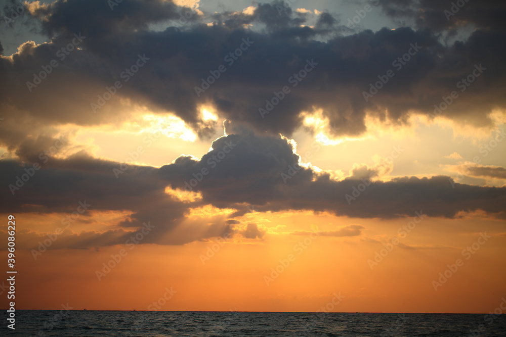 Fototapeta premium evening sky over the ocean overcast with thunderclouds sunset