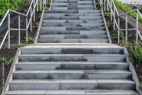 Massive Betontreppe mit Metallgeländer für den Aussenbereich