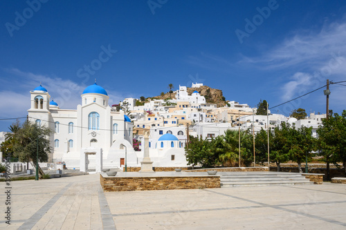 Fototapeta Naklejka Na Ścianę i Meble -  Cathedral Church of Ios at the main square of the town of Chora on Ios Island. Cyclades, Greece