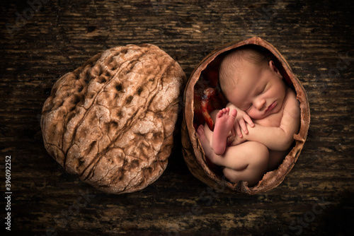 Canvastavla Unborn baby in walnut