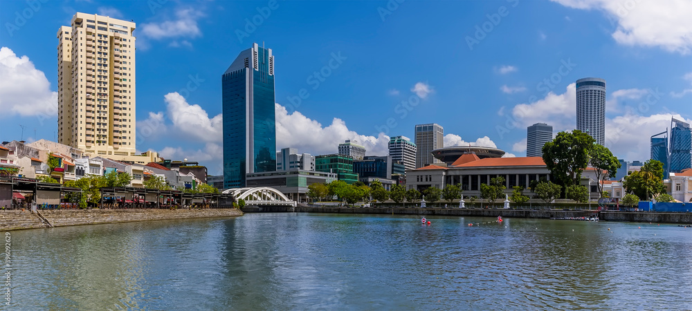 Obraz premium A panorama view from the Singapore River past the Elgin Bridge to the Colonial area in Singapore, Asia