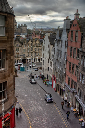 Fototapeta Naklejka Na Ścianę i Meble -  Street in Edinburghs Old Town