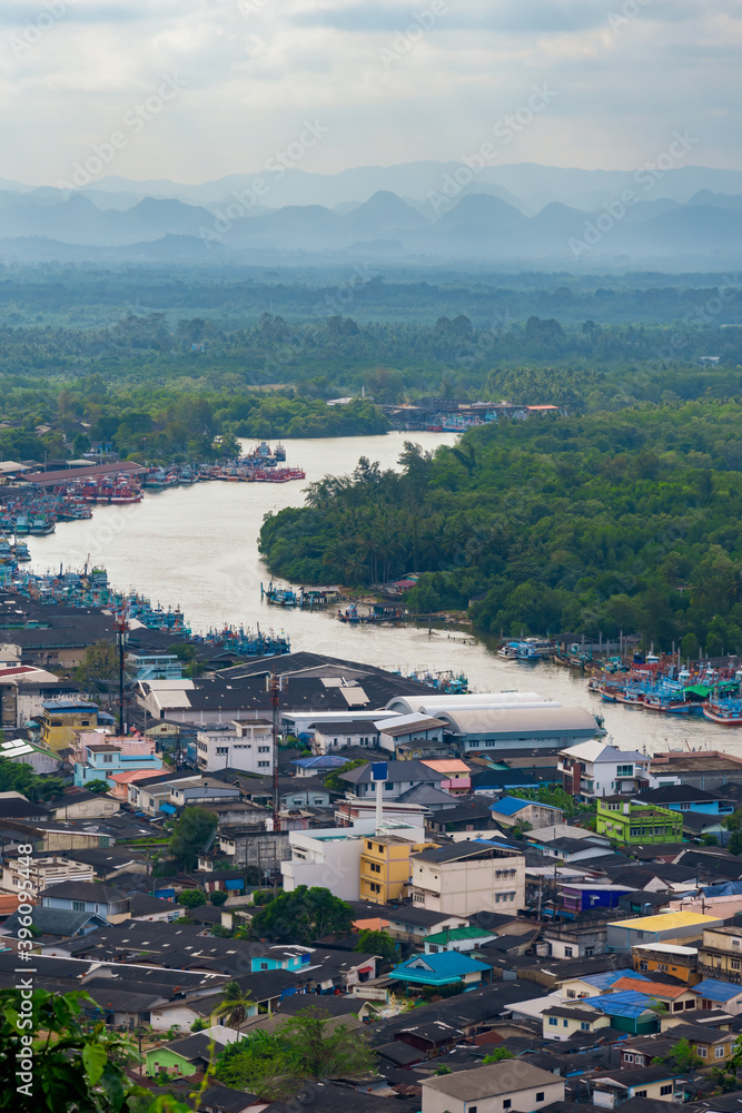 Obraz premium view of Chumphon estuary Fishing Village ,Chumporn ,Thailand. Fishing is the main occupation for the villagers