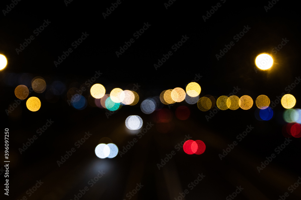 Φωτογραφία Blurred out of focus colorful lights from the cars on the motorway