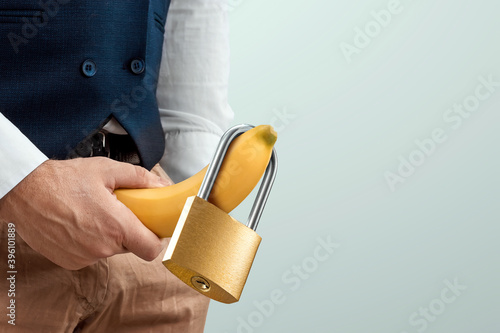 Foto Close-up of a gold padlock hanging from a man's belt