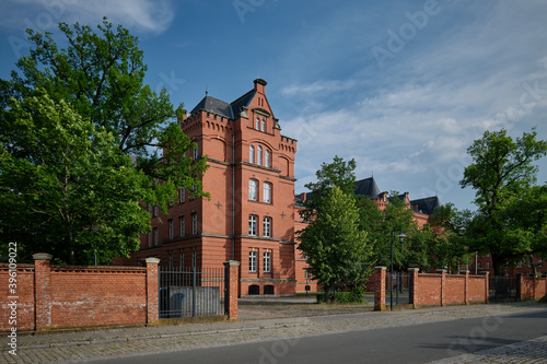 Denkmalgeschützte ehemalige "Koenigstorkaserne", heute Gerichtsgebäude, in Neuruppin (Blick von der Karl-Liebknecht-Strasse)