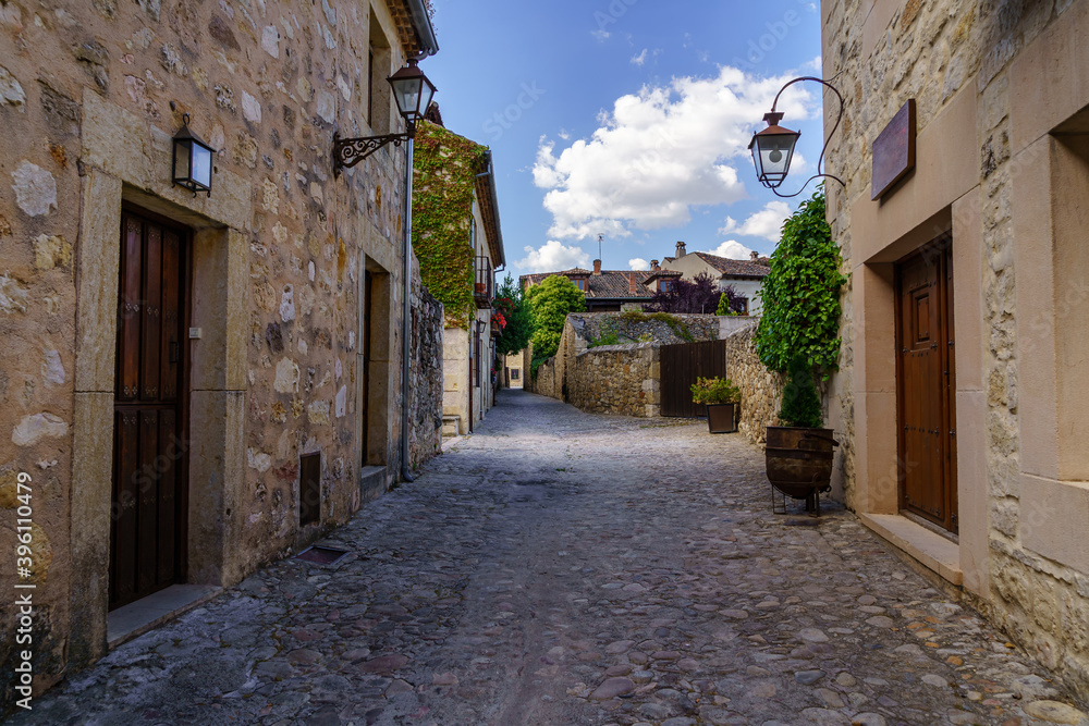 Fototapeta premium Calle y casas antiguas hechas de piedra medieval en el pueblo de Pedraza en Segovia