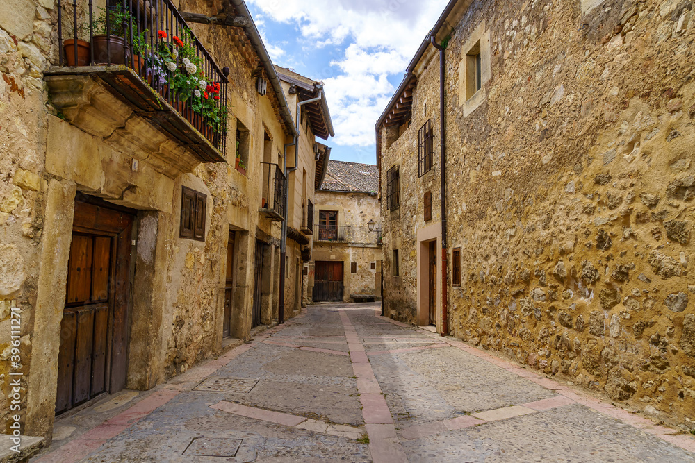 Calle y casas antiguas hechas de piedra medieval en el pueblo de Pedraza en Segovia