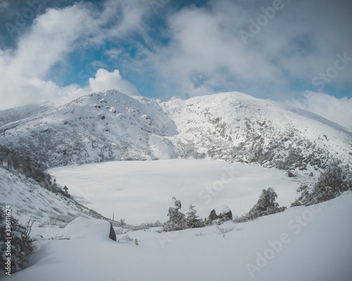 Montañas nevadas y lago congelado