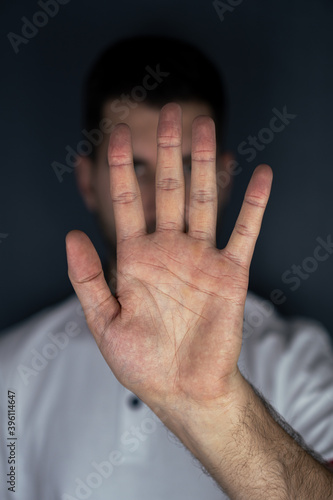 Mann mit ausgestreckter Handfläche Distanz halten