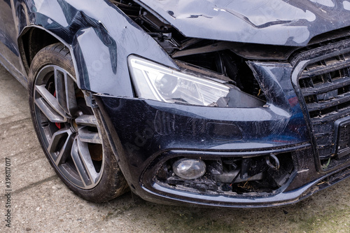Beschädigte Front an einem Auto nach einem Unfall / Verkehrsunfall © Guntar Feldmann