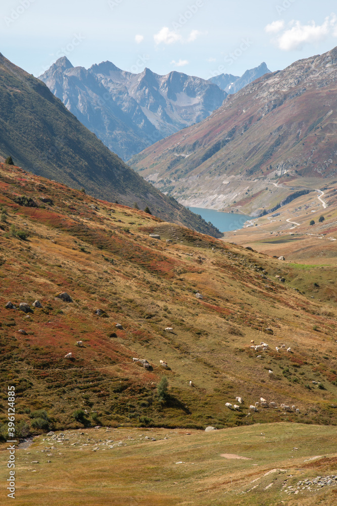 Vue sur le lac de Grand Maison depuis le col de la Croix de Fer Vue sur le lac de Grand Maison depuis le col de la Croix de Fer