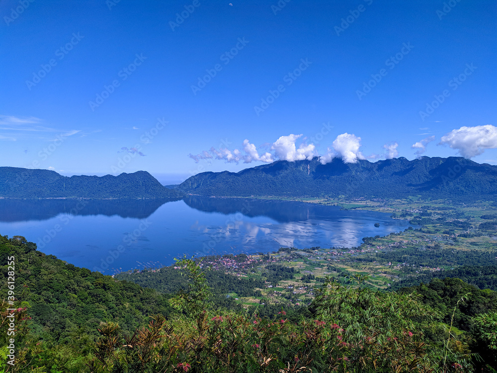 Obraz premium view of lake singkarak west sumatra