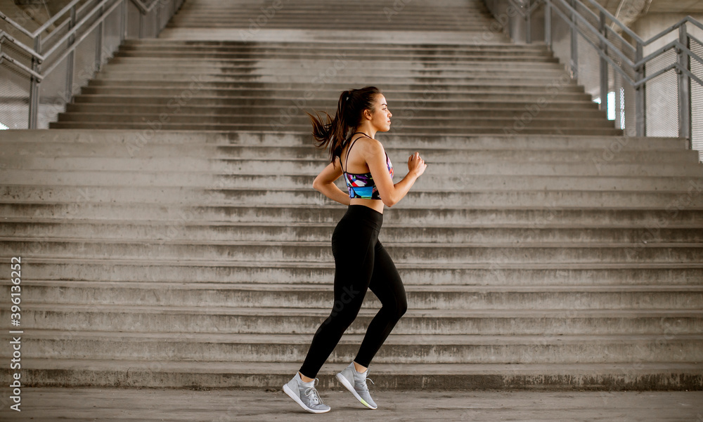 Obraz premium Young woman running in the urban environment