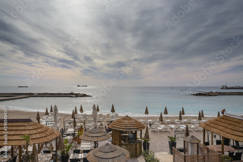 Terraza en la playa frente al mar en Montecarlo, Monaco © gurb101088
