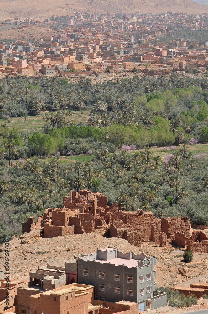 Paisaje y poblaciones en el Valle del Dades al sur de Marruecos