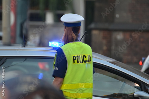 Policjantka kieruje ruchem drogowym.