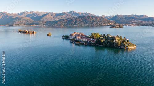 Fotografie Vista aerea delle Isole Borromee sul lago Maggiore all'alba