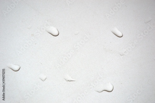Foto Water droplets run down the glass