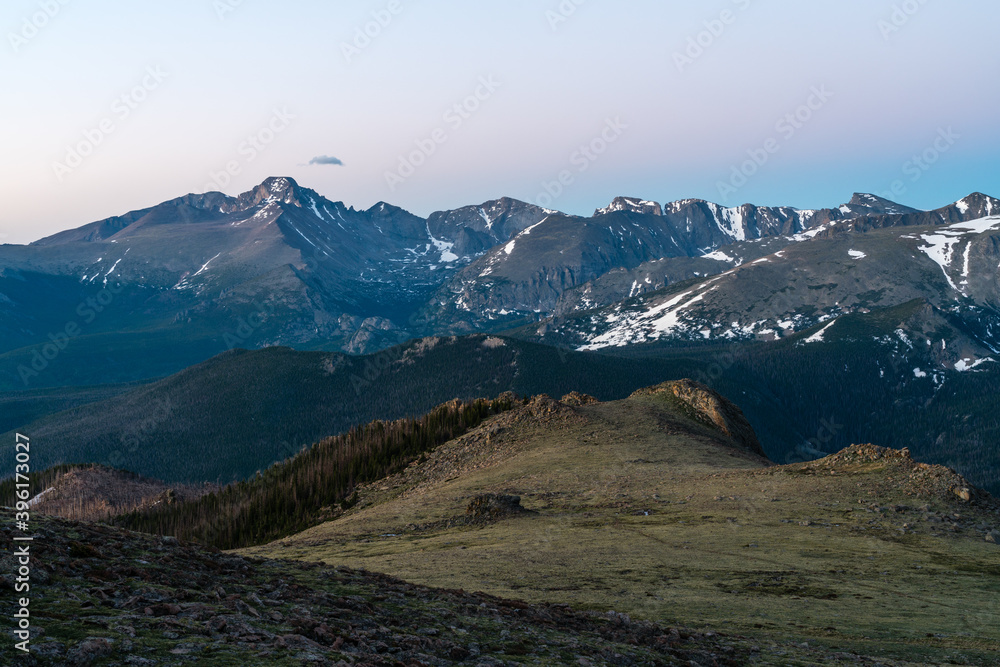 Fototapeta premium Sunrise in Rocky Mountain National Park