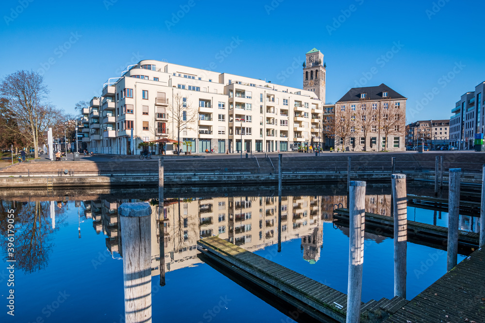 Wohnungen am Stadthafen in Mülhem an der Ruhr, mit Rathausturm im Hintergrund