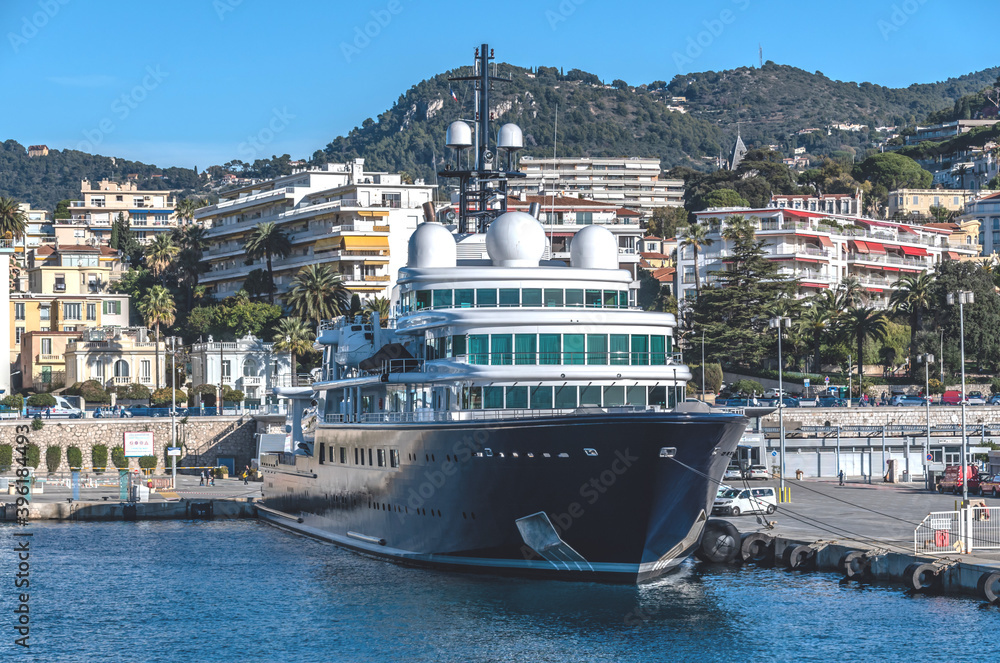 Yacht dans le port Lympia à Nice