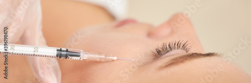 Schilderij op canvas Near eye injection at spa salon