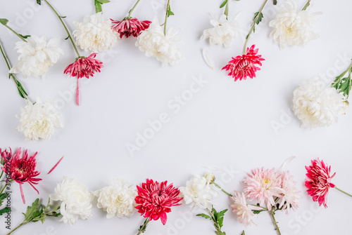 Floral pattern with white and pink flowers on white background.