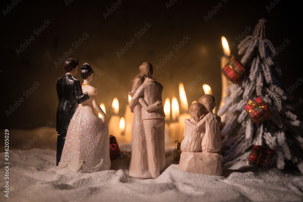 Obraz premium wedding bride and groom couple doll with hristmas gift box and decorations and pine cones on the wooden background