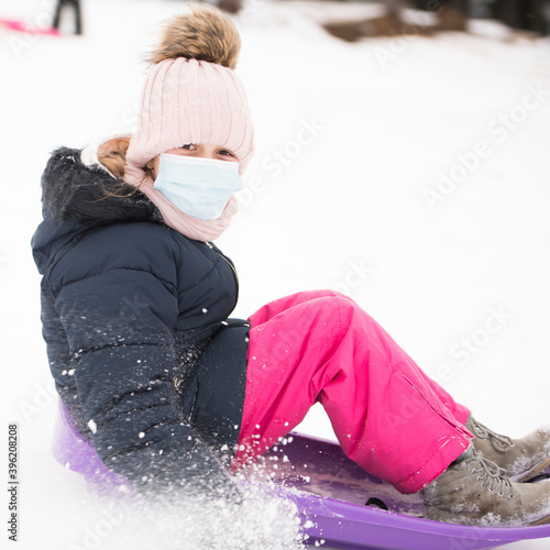 Petite fille sur traîneau avec masque respiratoire