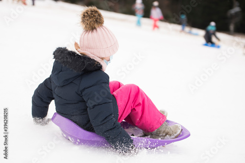 Petite fille sur traîneau avec masque respiratoire