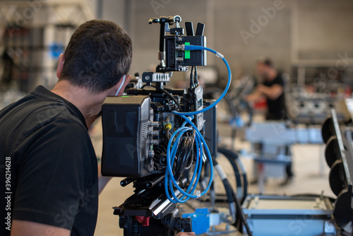 Camarógrafo con cámara de cine digital en taller industrial de siderurgia