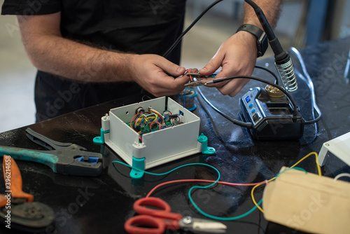 trabajador mecánico metal en taller con herramientas profesionales de corte y soldadura