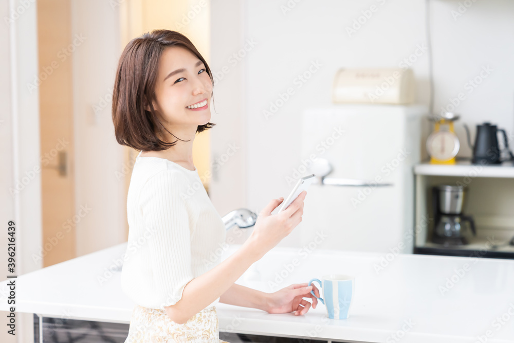 スマホを見る女性 スマホを見る女性