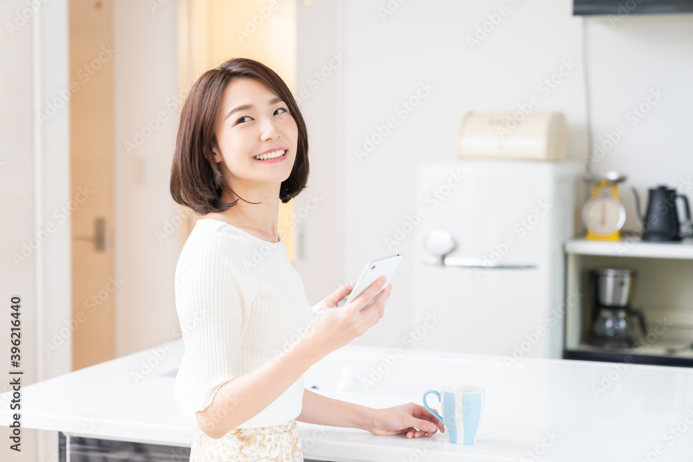 スマホを見る女性 スマホを見る女性